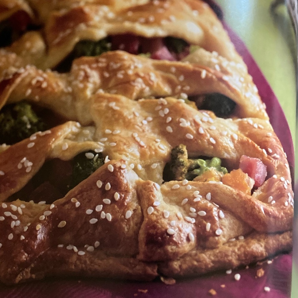 NWOT Pillsbury Holiday Cookbook - Picture 9 of 16